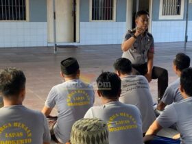Warga binaan lapas saat mendapat pengarahan dari Kepala kesatuan lapas kelas IIB Mojokerto.(blok-a.com/Syahrul Wijaya)