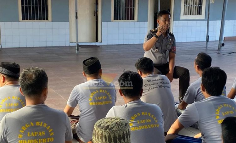 Warga binaan lapas saat mendapat pengarahan dari Kepala kesatuan lapas kelas IIB Mojokerto.(blok-a.com/Syahrul Wijaya)