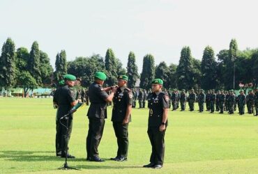 Upacara sertijab dari Letkol Inf Virlany Arudyawan, SH, MM, MHI kepada Mayor Inf Amar Supratman di Lapangan Yonif 511/DY. (blok-a.com/Fajar)