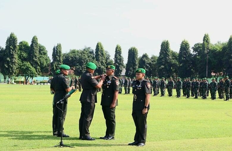 Upacara sertijab dari Letkol Inf Virlany Arudyawan, SH, MM, MHI kepada Mayor Inf Amar Supratman di Lapangan Yonif 511/DY. (blok-a.com/Fajar)