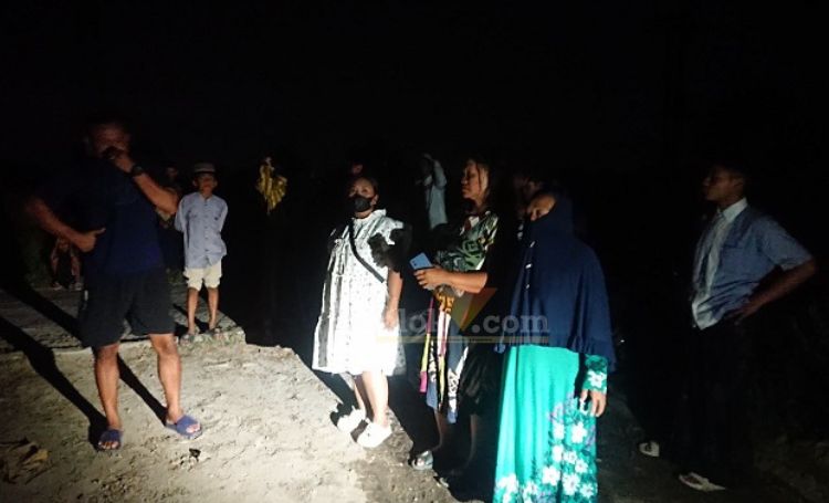 Warga sedang unjuk rasa di lokasi pembuangan limbah.(blok-a.com/Syahrul Wijaya)