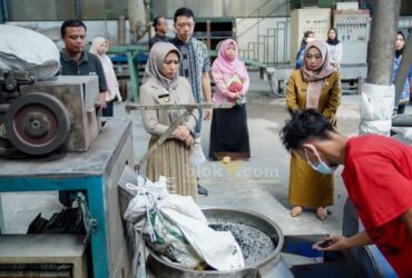Wali Kota Mojokerto bersama rombongan saat kunjungi pabrik pengolah limbah plastik.(Blok-a.com/Syahrul Wijaya)