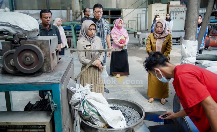 Wali Kota Mojokerto bersama rombongan saat kunjungi pabrik pengolah limbah plastik.(Blok-a.com/Syahrul Wijaya)