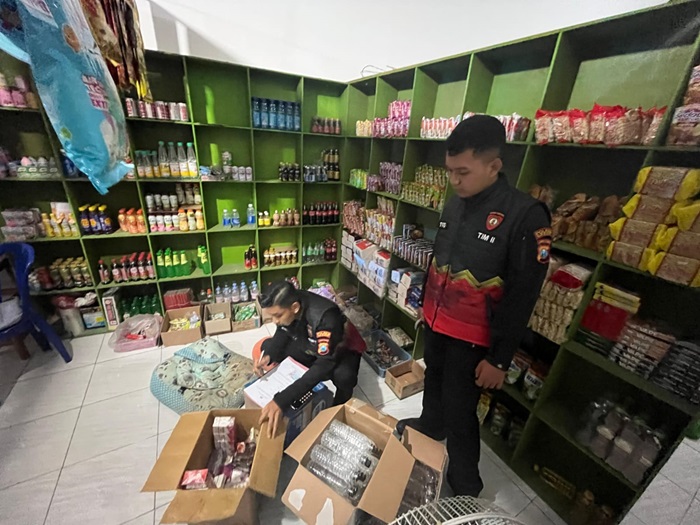 Puluhan botol miras ilegal dan rokok tanpa cukai di wilayah Kecamatan Benjeng, Gresik disita Tim Kalamunyeng Polres Gresik.(Istimewa)