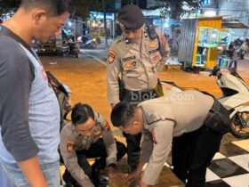 Penjual miras saat diperiksa di Mapolres Mojokerto kota.(blok-a.com/Syahrul Wijaya)