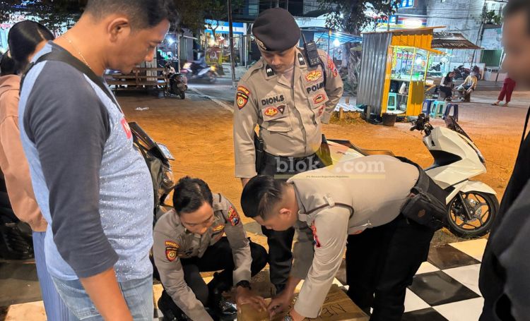 Penjual miras saat diperiksa di Mapolres Mojokerto kota.(blok-a.com/Syahrul Wijaya)