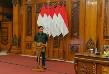 Narasumber dari Universitas Airlangga Suko Widodo saat memberikan materi di depan perwakilan ormas.(blok-a.com/Syahrul Wijaya)