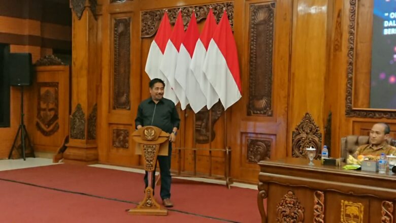 Narasumber dari Universitas Airlangga Suko Widodo saat memberikan materi di depan perwakilan ormas.(blok-a.com/Syahrul Wijaya)