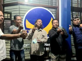 Anggota Komisi IX DPR RI, Nurhadi bersama anggota DPRD Kabupaten Blitar, Sumaji memberikan hadiah kepada pemenang penebak skor.(blok-a.com/Fajar)