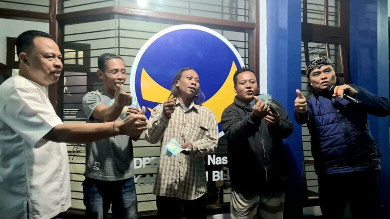 Anggota Komisi IX DPR RI, Nurhadi bersama anggota DPRD Kabupaten Blitar, Sumaji memberikan hadiah kepada pemenang penebak skor.(blok-a.com/Fajar)