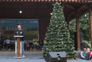 Plt Bupati Gresik, dr. Asluchul Alif saat ferstival seribu bungkus nasi krawu disusun jadi tumpeng raksasa setinggi tiga meter.(istimewa)