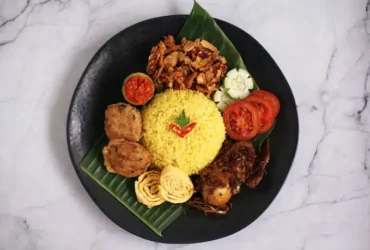 Ilustrasi: menu lengkap nasi kuning (foto: royco)