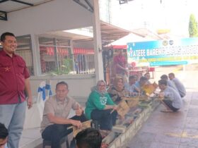 Ketua DPRD Kabupaten, Kakanwil Ditjenpas, Kalapas, ikut membakar sate bersama warga binaan lapas.(blok-a.com/Syahrul Wijaya)