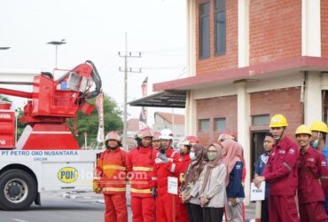 Simulasi tanggap darurat PT PON yang melibatkan seluruh karyawan perusahaan serta warga dari wilayah Ring 1 pada Rabu (19/6/2025). (blok-a.com/ivan)