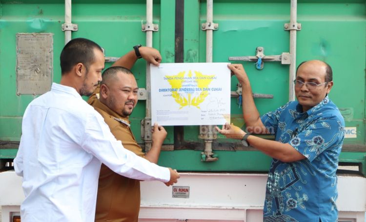 Bupati Gresik Fandi Akhmad Yani melepas ekspor perdana pakan ternak berbahan baku limbah kulit coklat produksi PT Ajibakuh Anugrah ke Malaysia.(blok-a.com/Ivan)