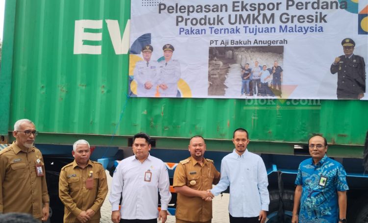 Bupati Gresik Fandi Akhmad Yani melepas ekspor perdana pakan ternak berbahan baku limbah kulit coklat produksi PT Ajibakuh Anugrah ke Malaysia.(blok-a.com/Ivan)