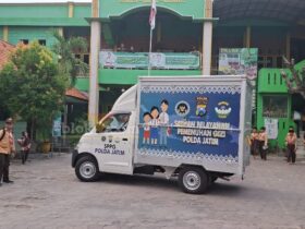 Penyaluran program makan bergizi gratis oleh satuan pelayanan pemenuhan gizi Polda Jatim.(blok-a.com/Syahrul Wijaya)