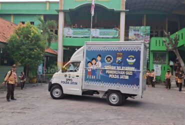 Penyaluran program makan bergizi gratis oleh satuan pelayanan pemenuhan gizi Polda Jatim.(blok-a.com/Syahrul Wijaya)