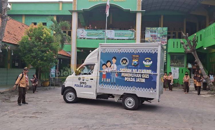 Penyaluran program makan bergizi gratis oleh satuan pelayanan pemenuhan gizi Polda Jatim.(blok-a.com/Syahrul Wijaya)