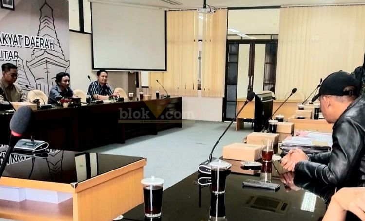 Perwakilan warga Desa Gambar Anyar hearing bersama Komisi III DPRD Kabupaten Blitar. (blok-a.com/Fajar)