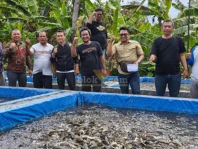 Anggota DPRD Jatim Sumardi (nomor dua dari kiri) bersama pengurus PITN Jombang saat berada di salah satu kolam ikan lele.(blok-a.com/Syahrul Wijaya)