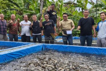 Anggota DPRD Jatim Sumardi (nomor dua dari kiri) bersama pengurus PITN Jombang saat berada di salah satu kolam ikan lele.(blok-a.com/Syahrul Wijaya)