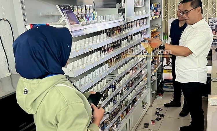 Toko swalayan berjejaring di Desa Sunberasri Kecamatan Nglegok yang dibobol maling. (blok-a.com/Fajar)