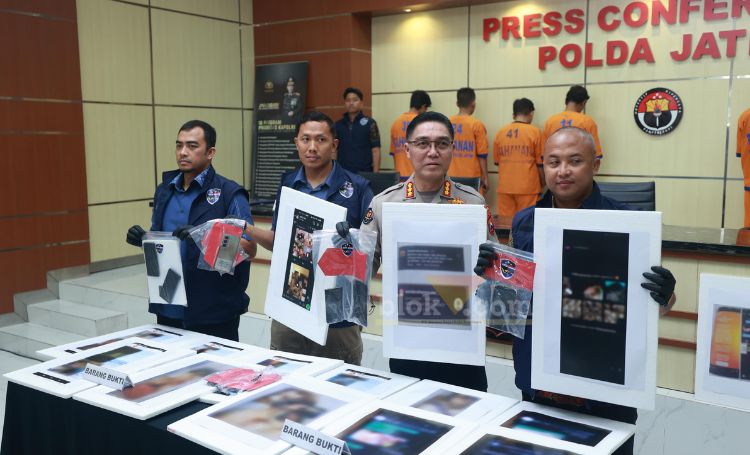 Tersangka dan barang bukti grup WA konten pornografi saat dirilis di Mapolda Jatim.(blok-a.com/Syahrul Wijaya)