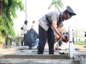 Kapolres Mojokerto kota saat ziarah ke taman makam pahlawan Gajah Mada.(humas)