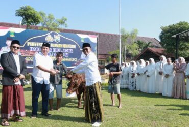 Kapolres Jombang menyerahkan hewan kurban.(blok-a.com/Syahrul Wijaya)