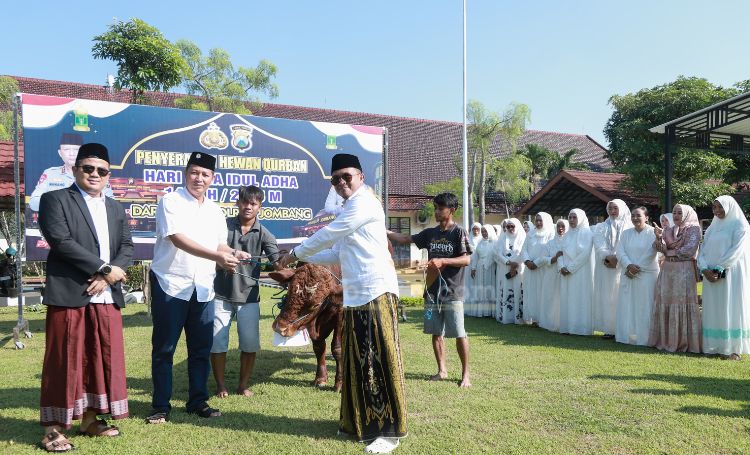Kapolres Jombang menyerahkan hewan kurban.(blok-a.com/Syahrul Wijaya)