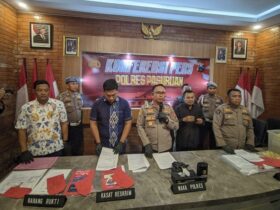 Wakapolres Pasuruan saat Konferensi Pers pengungkapan kasus korupsi kades Ambal Ambil di Balai Warta .