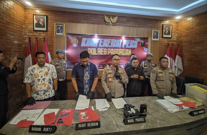 Wakapolres Pasuruan saat Konferensi Pers pengungkapan kasus korupsi kades Ambal Ambil di Balai Warta .