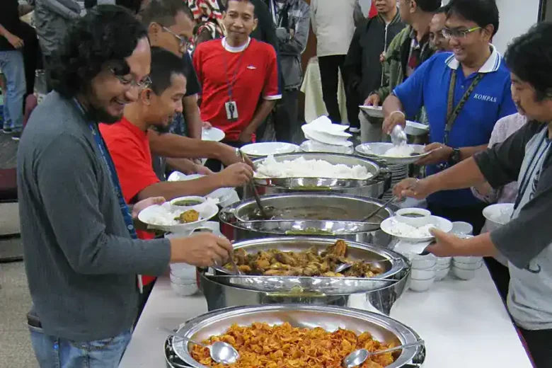 Ilustrasi: penyajian makanan dengan cara prasmanan (foto: wikimedia)