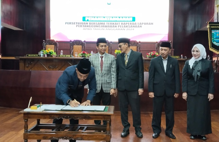 Penandatanganan Nota Persetujuan Bersama tentang Raperda LPJ pelaksanaan APBD Kabupaten Probolinggo TA 2024.
