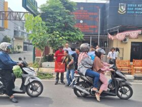 Kegiatan Jumat berkah PWI Mojokerto di jalan raya Pekayon depan kantor sekretariat.(Blok-a.com/Syahrul Wijaya)