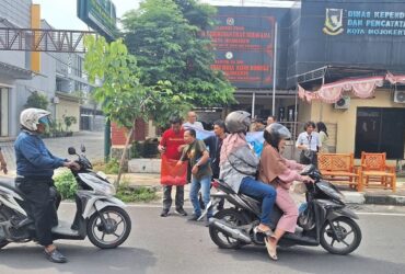 Kegiatan Jumat berkah PWI Mojokerto di jalan raya Pekayon depan kantor sekretariat.(Blok-a.com/Syahrul Wijaya)