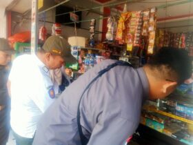 Tim gabungan Satpol PP Magetan saat melakukan razia peredaran rokok ilegal.