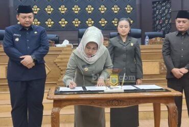 Wali Kota Mojokerto dan ketua DPRD Kota Mojokerto menandatangani nota pengesahan 2 perda strategis.(blok-a.com/Syahrul Wijaya)