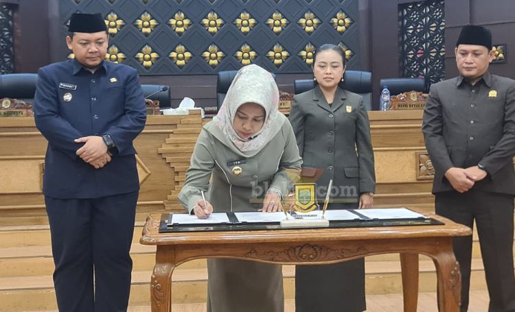 Wali Kota Mojokerto dan ketua DPRD Kota Mojokerto menandatangani nota pengesahan 2 perda strategis.(blok-a.com/Syahrul Wijaya)