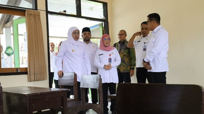 Gubernur Khofifah saat meninjau bangunan Sekolah Rakyat.(dok. Dinsos Provinsi Jatim)