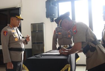 Kapolresta Banyuwangi, Kombespol Rama Samtama Putra, memimpin upacara Sertijab kapolsek di Gedung Rupatama Wira Pratama Polresta, Senin (16/6/2025). (blok-a.com/Kuryanto)