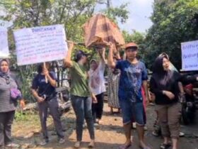 Keluarga korban dan Warga Desa Kaligoro melakukan protes atas penetapan tersangka yang dijerat pasal kelalaian.(blok-a.com/Syahrul Wijaya)