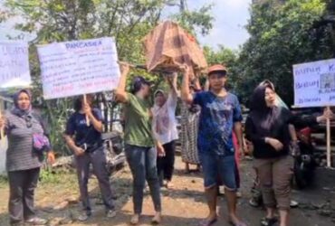 Keluarga korban dan Warga Desa Kaligoro melakukan protes atas penetapan tersangka yang dijerat pasal kelalaian.(blok-a.com/Syahrul Wijaya)