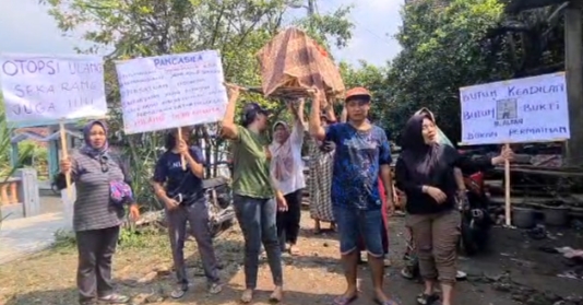 Keluarga korban dan Warga Desa Kaligoro melakukan protes atas penetapan tersangka yang dijerat pasal kelalaian.(blok-a.com/Syahrul Wijaya)