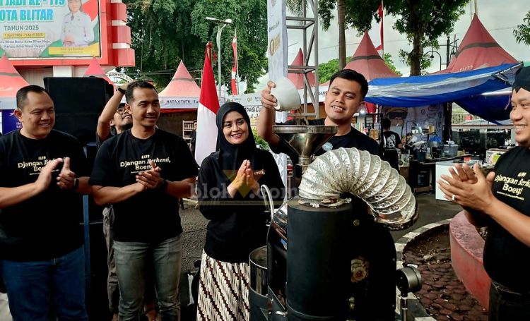 Wali Kota Blitar, Sauqul Muhibbin membuka Soekarno Coffee Fest yang digelar di halaman Kantor Wali Kota Blitar. (blok-a.com/Fajar)