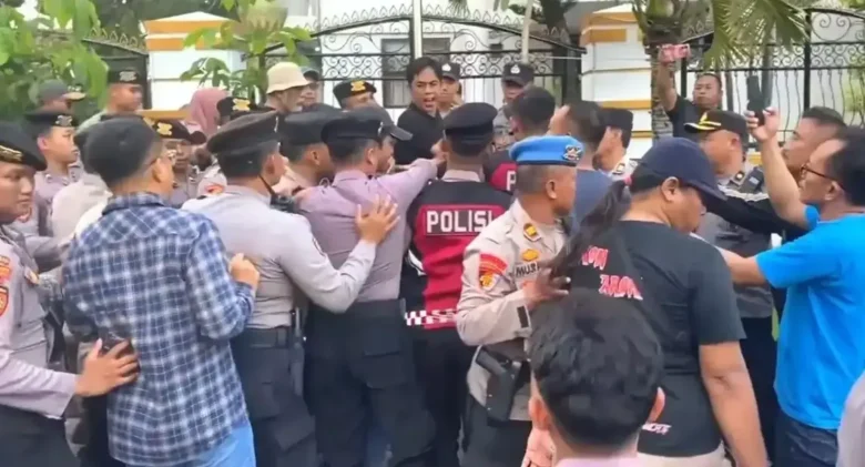 Kericuhan acara stand up comedy kritis di depan Gedung DPRD Kab. Ponorogo (foto: sinergi mediatama)