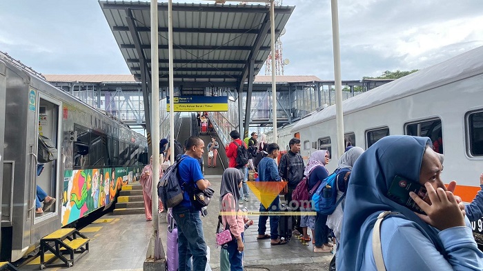 Lonjakan penumpang di Stasiun Malang.(blok-a.com/Yogga Ardiawan)