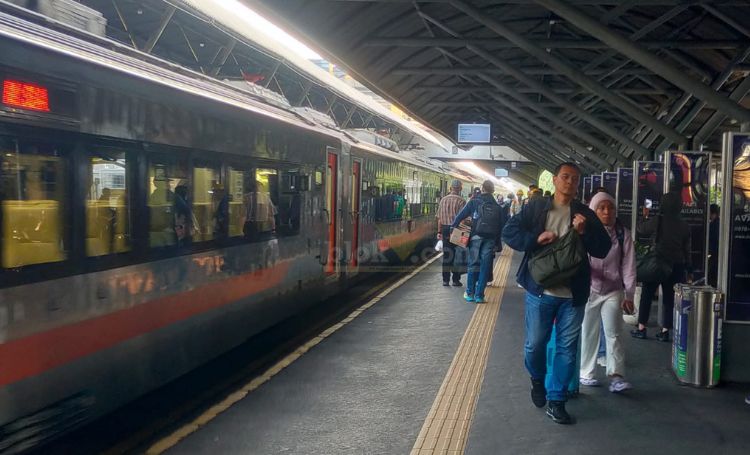 Penumpang di stasiun kereta api Mojokerto.(blok-a.com/Syahrul Wijaya)