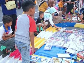 Anak-anak di Gresik tampak antusias mengadu kecepatan mobil Tamiya mereka di lintasan yang disediakan di kawasan CFD.(Istimewa)